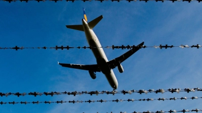 In politischen Debatten ist immer wieder von der Trendwende in der Zuwanderung die Rede. In Bayern zeigt die Statistik für 2025, dass mehr Menschen den Freistaat verlassen haben als neue Asylbewerber angekommen sind. (Illustration) (Foto: Julian Stratenschulte/dpa)