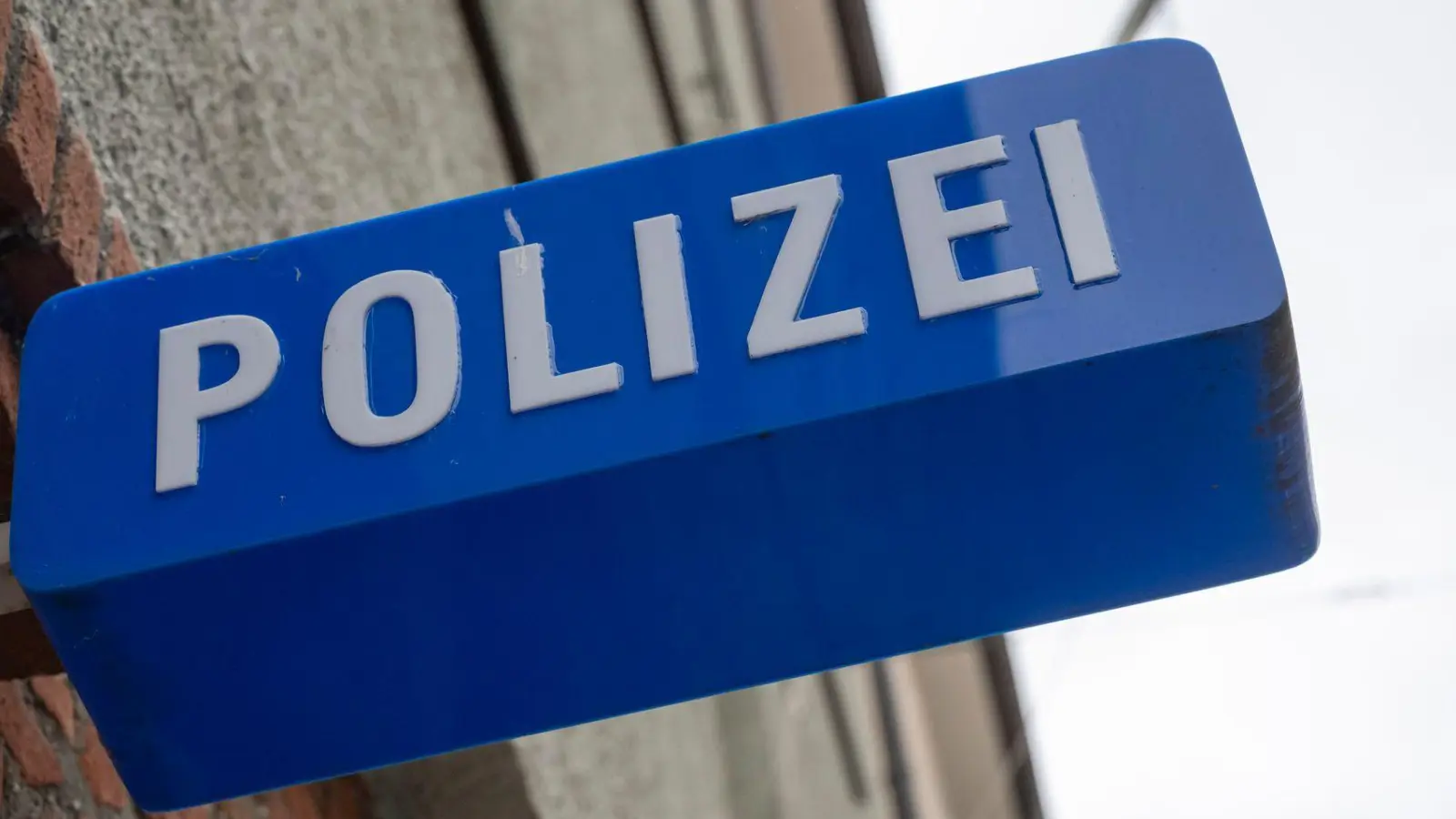 Die Polizei ermittelt und sucht nach Zeugen. (Symbolbild) (Foto: Peter Kneffel/dpa)