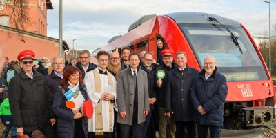 Auf den Namen „Wassertrüdingen“ haben der Bayerische Verkehrsminister Christian Bernreiter (Zweiter von rechts) den Zug getauft, der als erster den Bahnhof auf der reaktivierten Linie verlassen hat. Mit dem Fahrplanwechsel am Sonntag, 15. Dezember, läuft dann der reguläre Bahnbetrieb an. (Foto: Martina Haas)