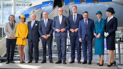 Gruppenbild mit Kanzler: Merz (Mitte) besucht die Lufthansa zum Jubiläum. (Foto: Hannes P. Albert/dpa)