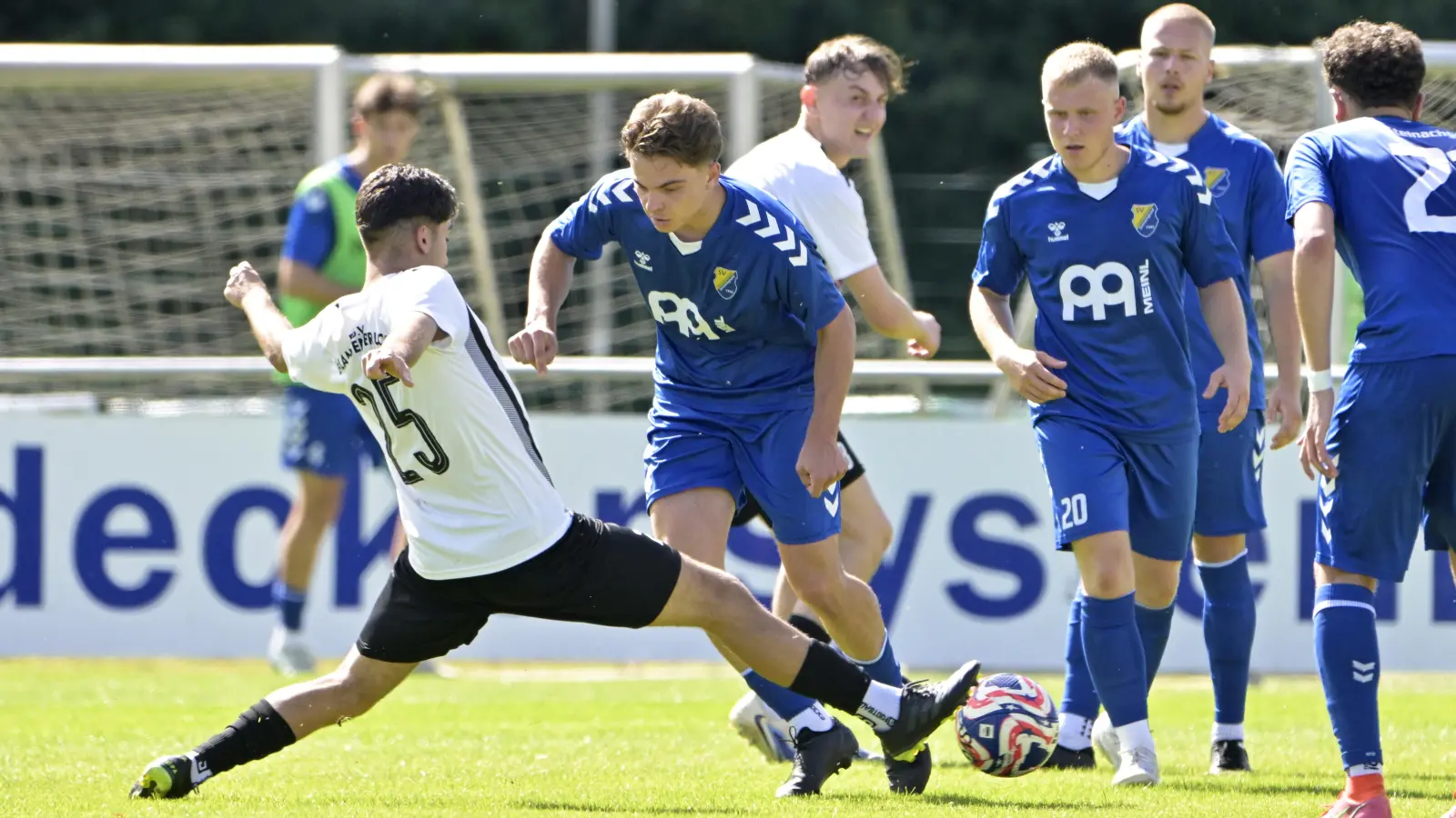 Ajdin Kahrimanovic (Zweiter von links, hier gegen Bruck) fehlt Steinachgrund wegen einer Roten Karte. (Foto: Martin Rügner)