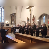Der Chor unter der Leitung von Dekanatskantorin Miriam Wolber (links) gab ein Konzert in der Klosterkirche Mönchsroth.  (Foto: Julia Bergmeister)