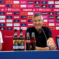 Bayern-Präsident Herbert Hainer (r) sieht einen besonderen Wert des FC Bayern für die NBA Europe. (Foto: Christian Kunz/dpa)