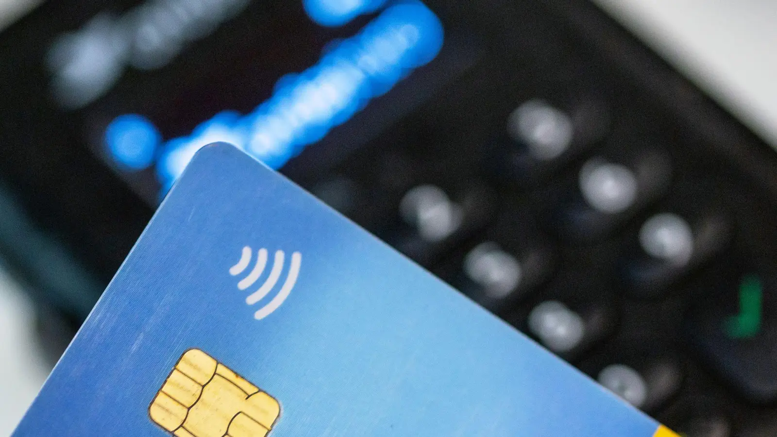 Im vergangenen Jahr haben Verbraucher in Deutschland so häufig bargeldlos mit der Girocard bezahlt wie nie. (Symbolbild) (Foto: Fernando Gutierrez-Juarez/dpa)