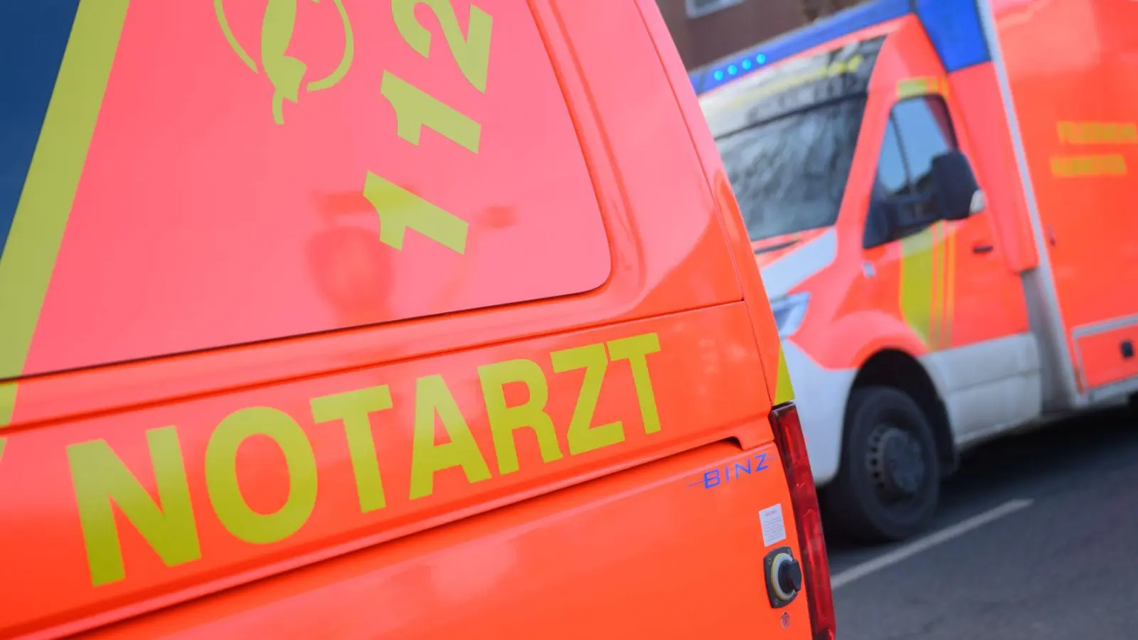Rettungskräfte holten die Frau aus dem Auto, konnten ihr Leben aber nicht retten. (Symbolbild) (Foto: Julian Stratenschulte/dpa)