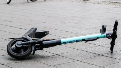 Mit einem E-Roller ist ein junger Mann in Ansbach verunglückt. (Symbolbild: Jens Kalaene/dpa)