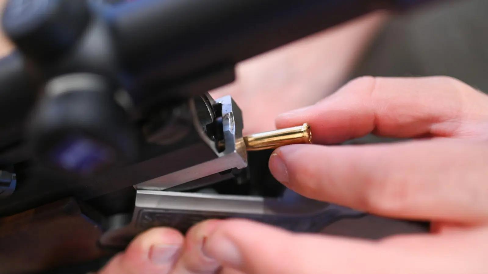 Bei einem 60-jährigen Mann in Lübtheen hat die Polizei nach eigenen Angaben Waffen und Sprengstoff sichergestellt. (Symbolbild) (Foto: Marius Bulling/dpa)