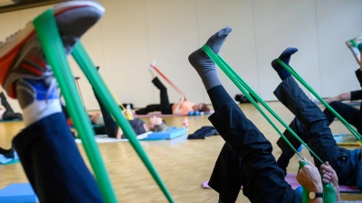 In einer Herzsportgruppe werden unter anderem Ausdauer, Kraft und Koordination trainiert.  (Foto: Sebastian Gollnow/dpa/dpa-tmn)