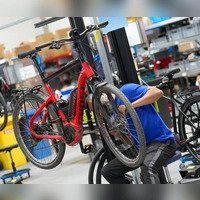 Aufbereitung: Bevor ein Refurbished-Bike in den Verkauf darf, werden auch bestimmte Verschleißteile ersetzt. (Foto: Kirsten Neumann/dpa-tmn)