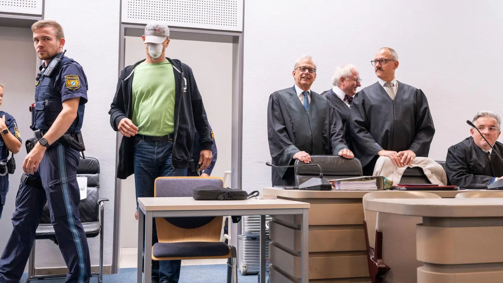 Der mutmaßliche Haupttäter kommt vor der Urteilsverkündung im Fall des Diebstahls des Manchinger Keltengoldes in den Gerichtssaal. (Foto: Peter Kneffel/dpa)