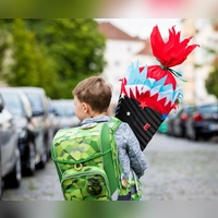 Einfach und individuell: Mit einem Schultütenrohling aus dem Handel lässt sich die Tüte schnell und nach eigenen Wünschen verzieren. (Foto: Moritz Frankenberg/dpa/dpa-tmn)