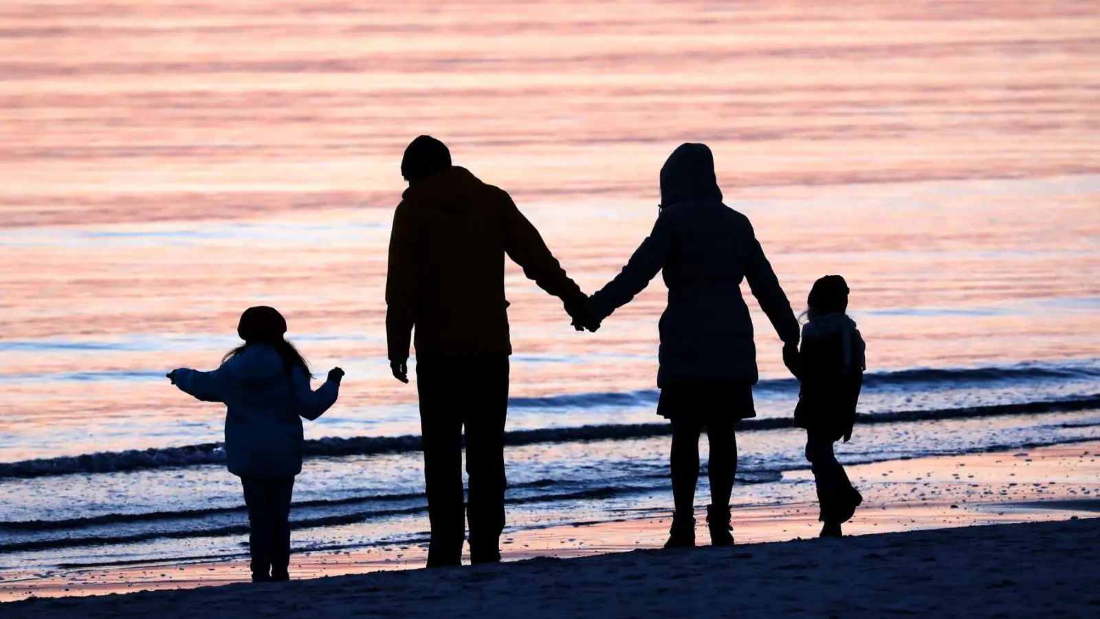 Zwischen dem Alter von Geschwistern liegen im Schnitt rund drei Jahre. (Symbolbild) (Foto: Bernd Wüstneck/dpa-Zentralbild/dpa)