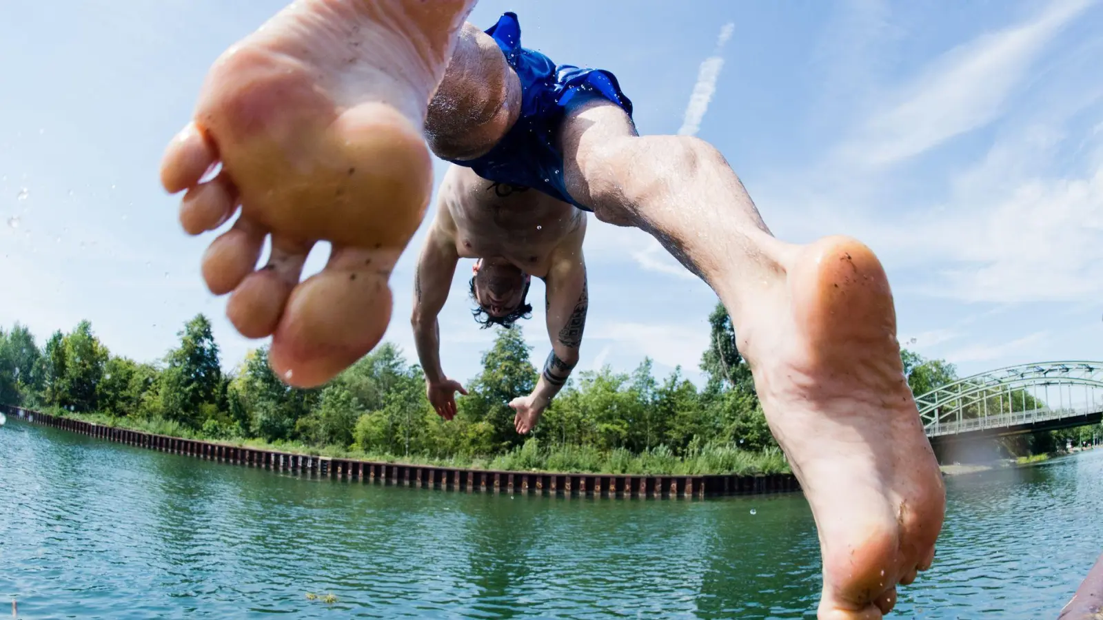 Wer mit dem Kopf voran springen will, sollte das Gewässer vorab prüfen.  (Foto: Julian Stratenschulte/dpa/dpa-tmn)