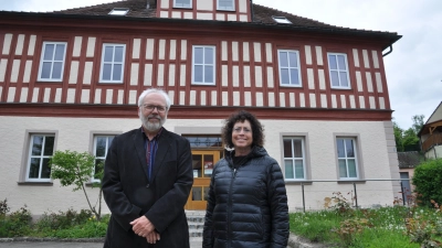 Dr. Eva Ogens besuchte mit Kreisarchivpfleger Günther Fohrer das Haus in Colmberg, in dem ihr Vater Karl Steinberger geboren wurde. (Foto: Jonas Volland)