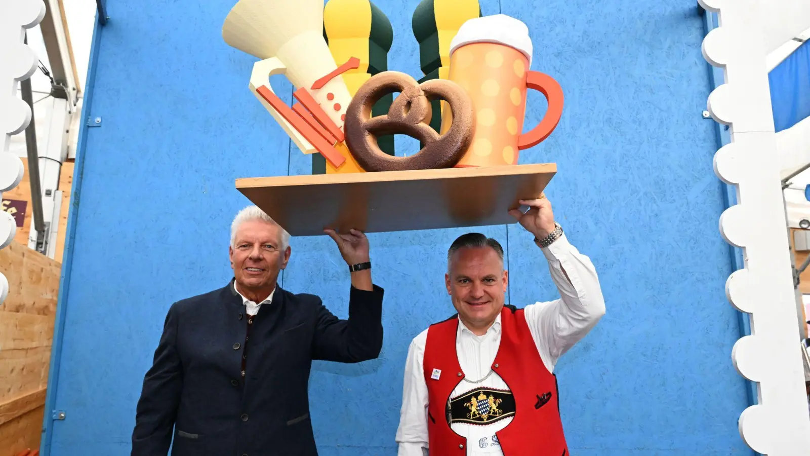 Oberbürgermeister Dieter Reiter (SPD) (l) und Wiesnchef Christian Scharpf. (Foto: Felix Hörhager/dpa)