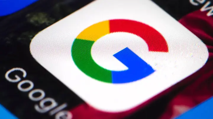 Das Google-Logo auf einem Smartphone: Google ist in Indien mit dem Versuch gescheitert, Auflagen für sein Smartphone-Betriebssystem Android auf dem Rechtsweg zu verhindern. (Foto: Matt Rourke/dpa)