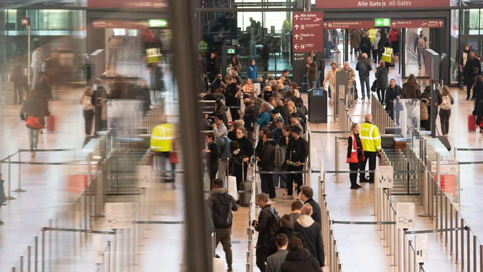 Reisende während des bundesweiten Warnstreiks an den Kontrollstellen im Flughafen BER. (Foto: Paul Zinken/dpa)