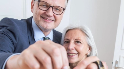 Die erste gemeinsame Wohnung: Jetzt haben Paare einige organisatorische Dinge zu erledigen. (Foto: Christin Klose/dpa-tmn)