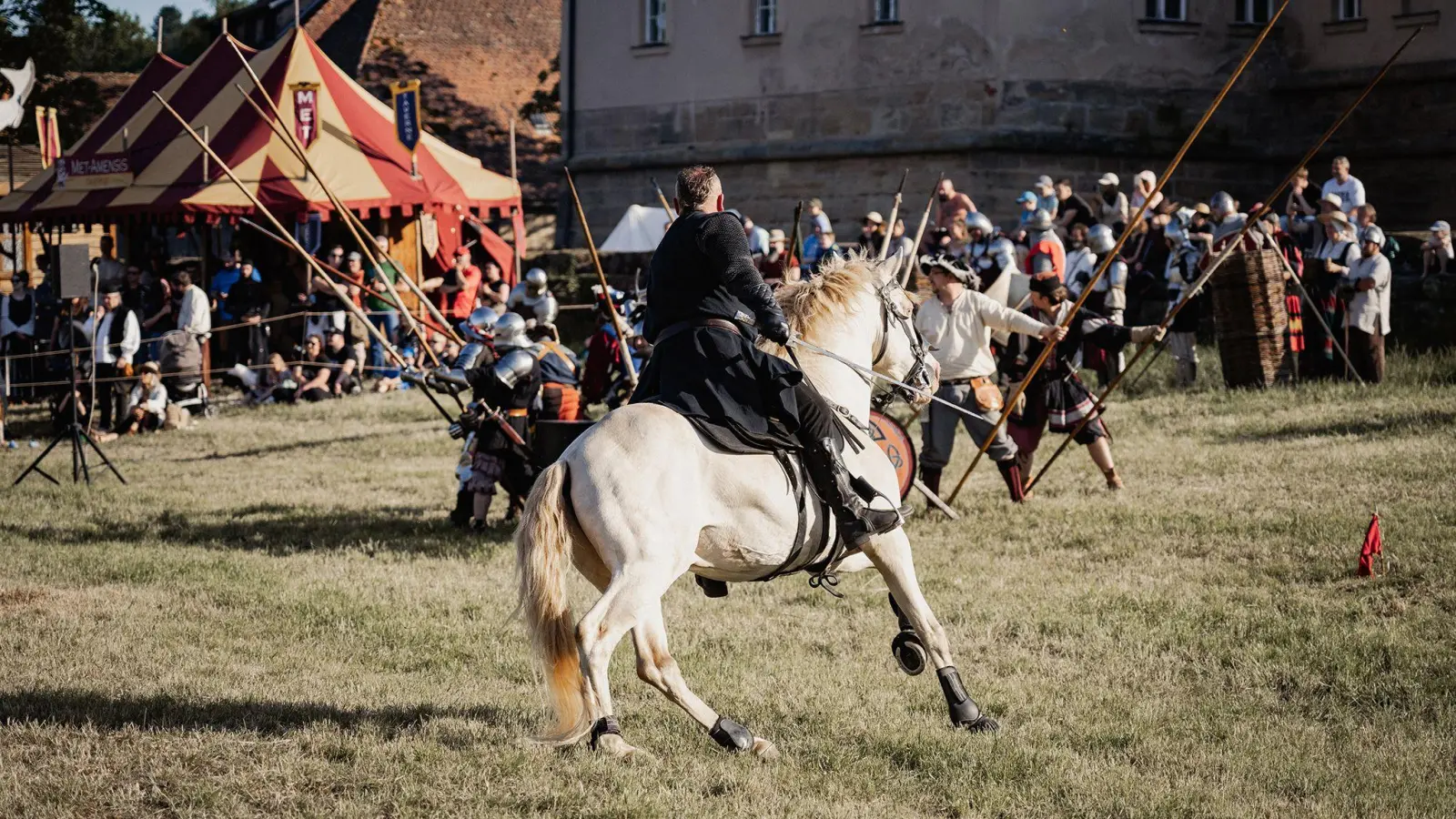 Lanzen und Pferde: Die Stuntgruppe Kaiser präsentiert sich heuer bei dem Ritterturnier in Lichtenau. (Foto: Bea Wänger)