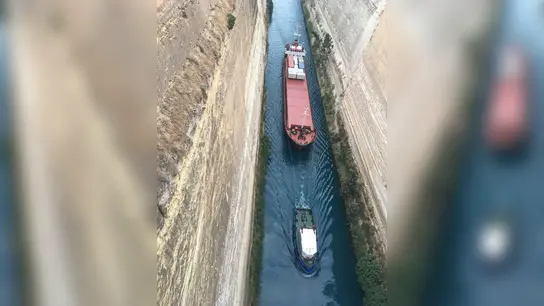 Nach schweren Erdrutschen im vergangenen Jahr ist der Kanal von Korinth am Montag wieder für die Schifffahrt freigegeben worden. (Foto: Vaiva Bauze/dpa)