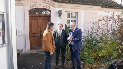 Bürgermeister Karl Schmidt, stellvertretender Landrat Hans Herold und Landrat Helmut Weiß (von links) beim Gemeindebesuch vor dem Schloss-Rathaus in Ippesheim. (Foto: Ulli Ganter)