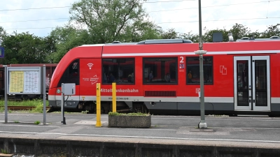 Fahrgäste kommen am Freitag nicht immer wie geplant mit dem Zug vom Steinacher Bahnhof nach Rothenburg. (Foto: Manfred Blendinger)