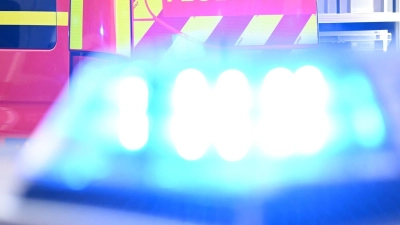 Feuerwehrleute decken das Dach des Fitnessstudios ab, um an die Flammen im Inneren zu gelangen. (Symbolbild) (Foto: Bernd Weißbrod/dpa)