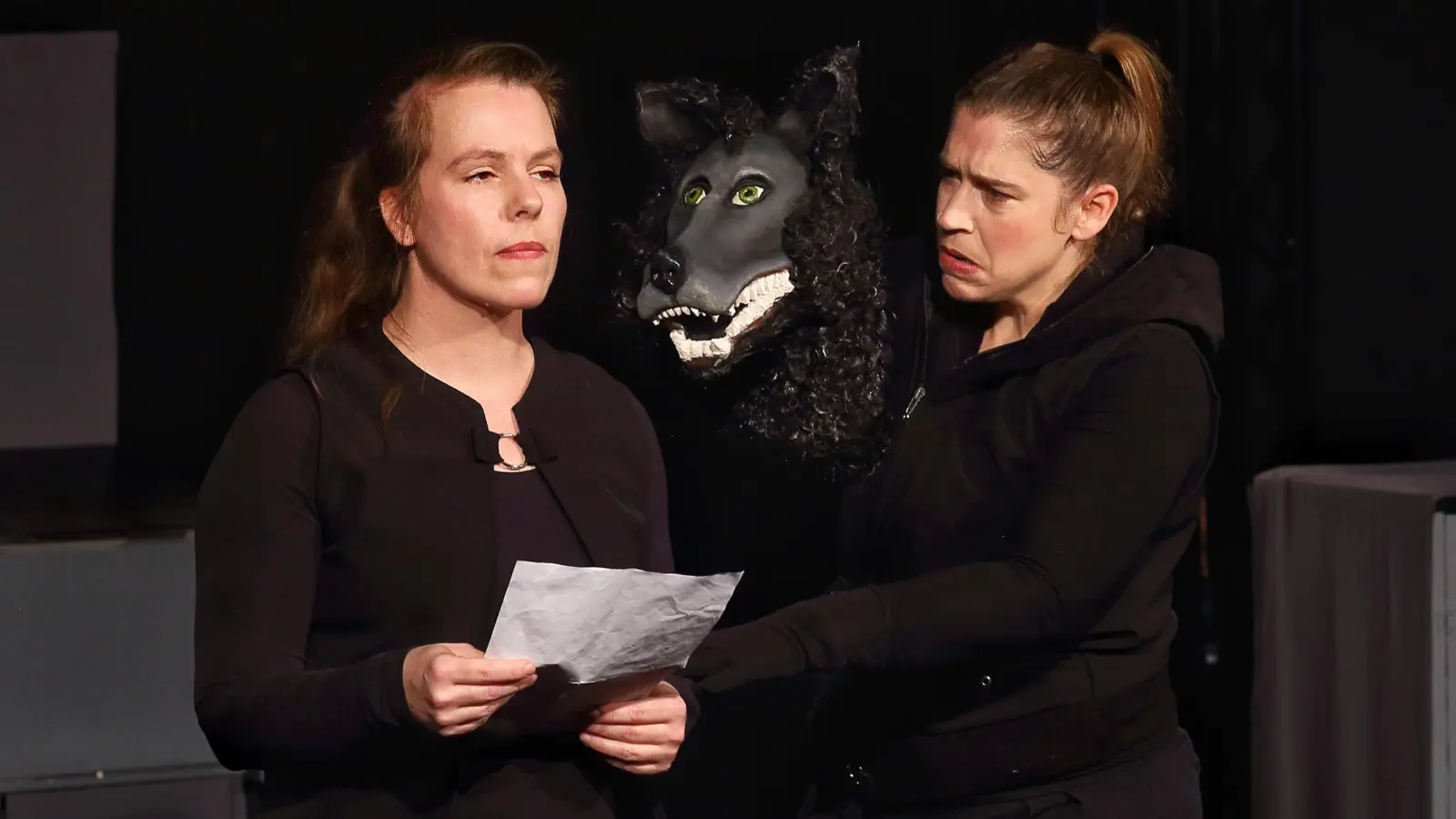 Der schwarze Hund bedroht die Hilfesuchende: eine Szene mit Anja Schwede (links) und Julia Raab. (Foto: Thomas Wirth)