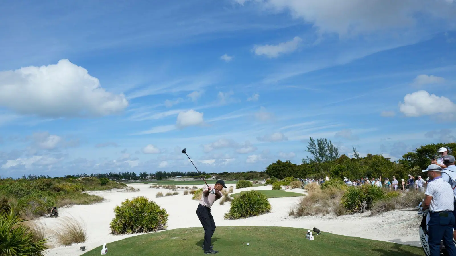 Tiger Woods startete auf den Bahamas mit einer 75er-Runde. (Foto: Fernando Llano/AP/dpa)