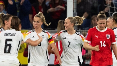 Die deutschen Spielerinnen feiern den 3:2-Sieg gegen Österreich. (Foto: Expa/Reinhard Eisenbauer/APA/dpa)