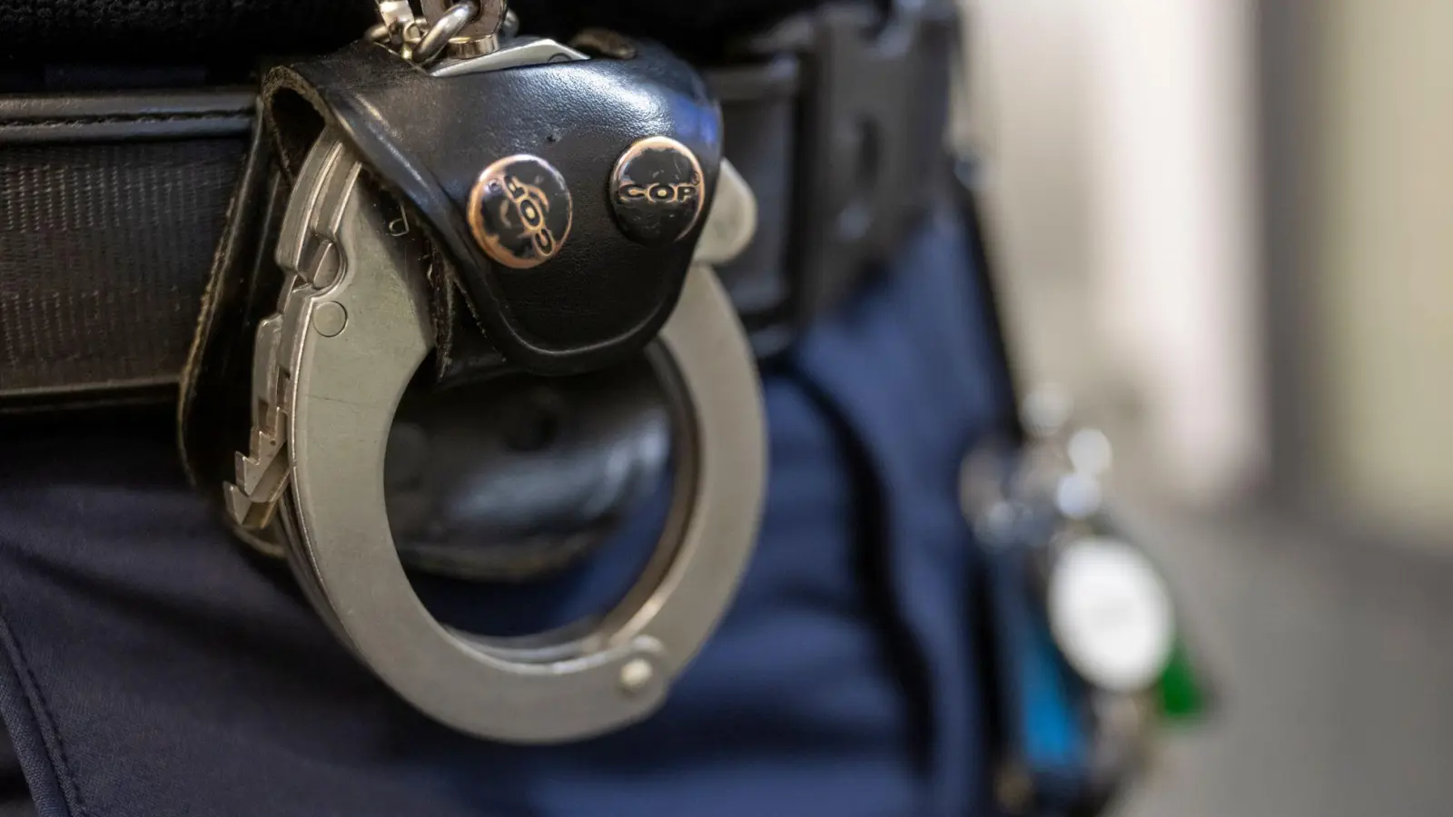 Ein Ermittlungsrichter sollte am Dienstag über die Frage der Untersuchungshaft entscheiden. (Symbolbild) (Foto: Peter Kneffel/dpa)