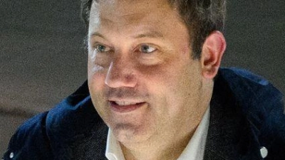 Klingbeil (SPD) reist als erster Minister der schwarz-roten Bundesregierung nach China - Außenminister Johann Wadephul (CDU) hatte seine Reise zuvor verschoben.  (Foto: Bernd von Jutrczenka/dpa)