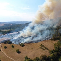 Der Brand in Waldaschaff ist nicht gelöscht, aber unter Kontrolle. (Foto: Ralf Hettler/dpa)