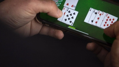 Das nächste Spiel ist auf dem Smartphone nur wenige Fingertipper entfernt und kann Abhängige schnell in Versuchung führen. (Foto: Sina Schuldt/dpa)