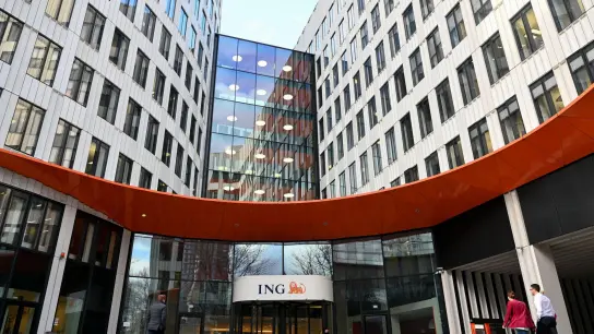 Die Direktbank ING will ihren Kunden vom 6. Dezember an 0,3 Prozent auf Tagesgeld zahlen. (Foto: Arne Dedert/dpa)