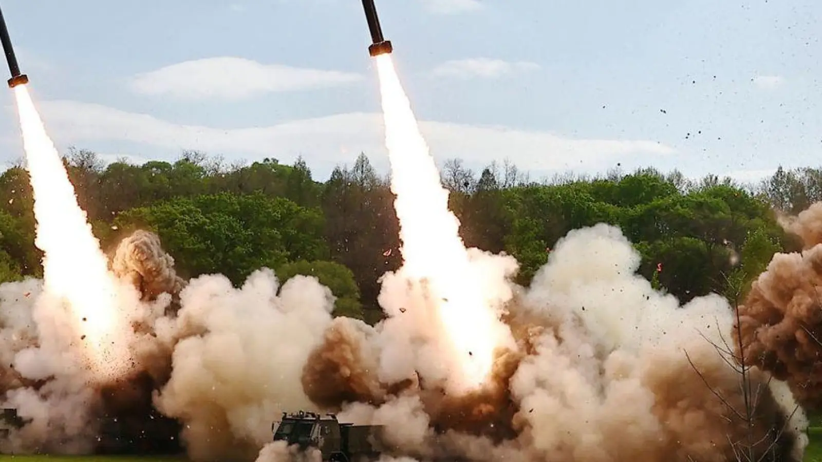 Die von der staatlichen nordkoreanischen Nachrichtenagentur ur Verfügung gestellte Aufnahme sollen eine Raketenübung an einem nicht genannten Ort zeigen. (Foto: KCNA/KNS/dpa)