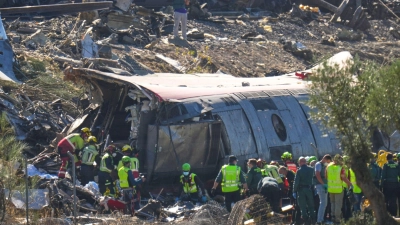 Es sei wie ein Alptraum, aus dem man nicht mehr erwache, sagt ein Angehöriger der Rettungskräfte.  (Foto: Manu Fernandez/AP/dpa)