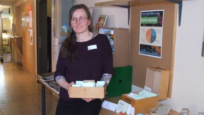 Kati Voltz, die Leiterin der Stadtbücherei Feuchtwangen, zeigt hier eines der Kästchen, in denen die Saatgut- Tütchen aufbewahrt werden. (Foto: Jasmin Kiendl)
