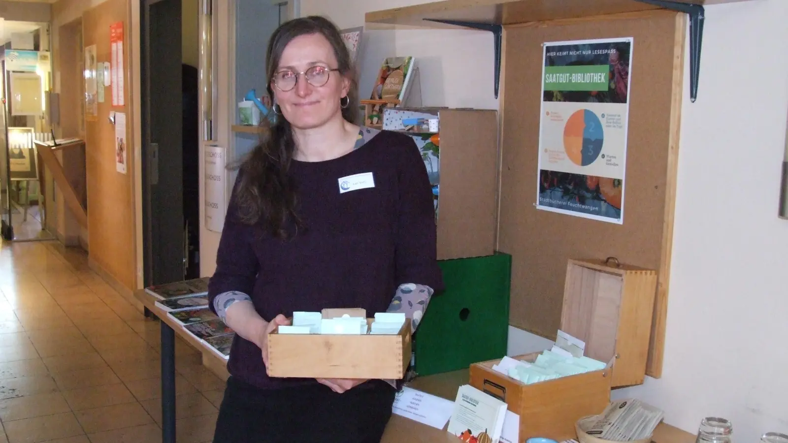 Kati Voltz, die Leiterin der Stadtbücherei Feuchtwangen, zeigt hier eines der Kästchen, in denen die Saatgut- Tütchen aufbewahrt werden. (Foto: Jasmin Kiendl)