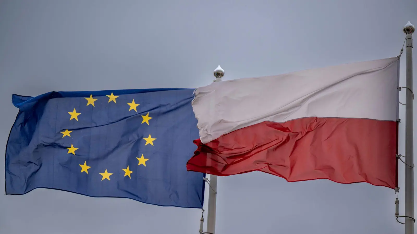 Die Fahnen von Polen und der Europäischen Union wehen im Wind. (Foto: Monika Skolimowska/dpa-Zentralbild/dpa)