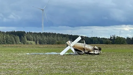 Ein Kleinflugzeug liegt auf einem Feld. (Foto: Friedrich/vifogra/dpa)