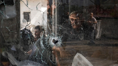 Ein Einschussloch in einem Schaufenster nach einem israelischen Militäreinsatz im Flüchtlingslager Dschenin. (Foto: Majdi Mohammed/AP)
