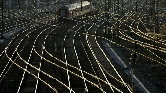 Die deutsche Industrie macht Druck auf Politik und Bahn für einen zügigen Ausbau der Schiene. (Foto: Matthias Schrader/dpa)