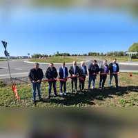 Schnittstelle: Am neuen Kreisverkehr im Osten von Leutershausen vollzogen (von links) Planer Uwe Härtfelder, Bauamtsleiter Markus Schmitt, Landrat Marco Meier, Bürgermeister Markus Liebich, Baufirmenchef Johannes Käser, Michael Marthold (N-Ergie Netz), Jürgen Herzog (Staatliches Bauamt) und Chris Kunzmann (Regierung von Mittelfranken) den symbolischen Eröffnungsakt. (Foto: Wolfgang Grebenhof)