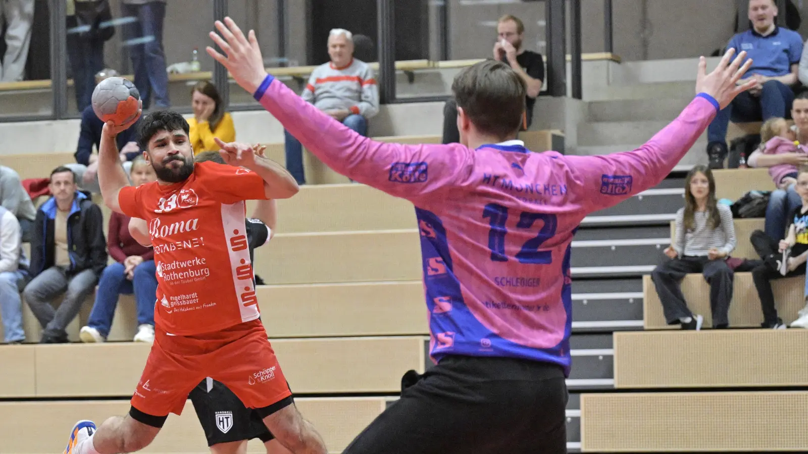 Der Rothenburger Aziz Altwish erzielte Sekunden vor Schluss den Siegtreffer. Rechts der Münchner Torwart Constantin Schleßiger. (Foto: Martin Rügner)