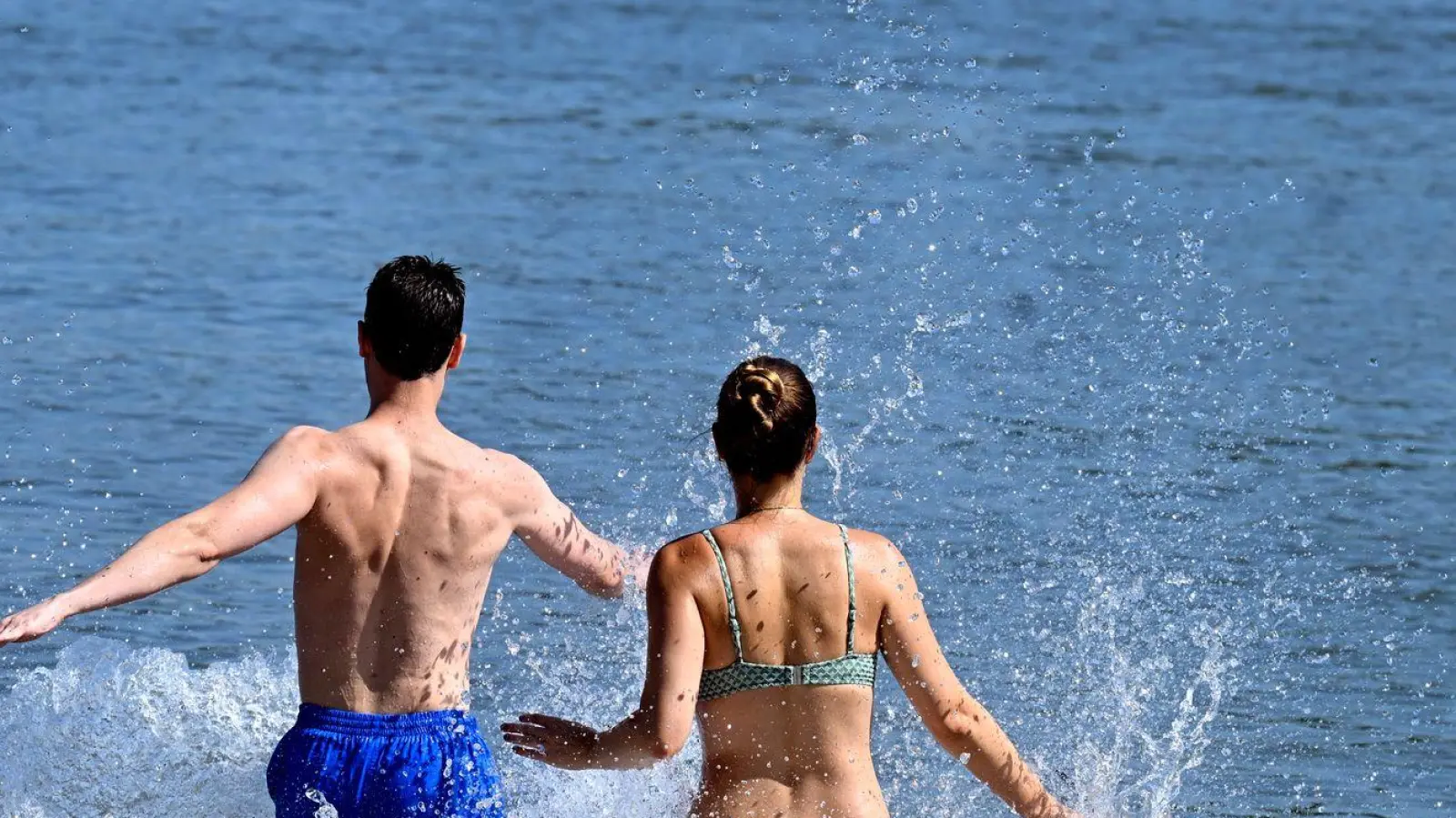 Es wird warm. (Symbolbild) (Foto: Roberto Pfeil/dpa)