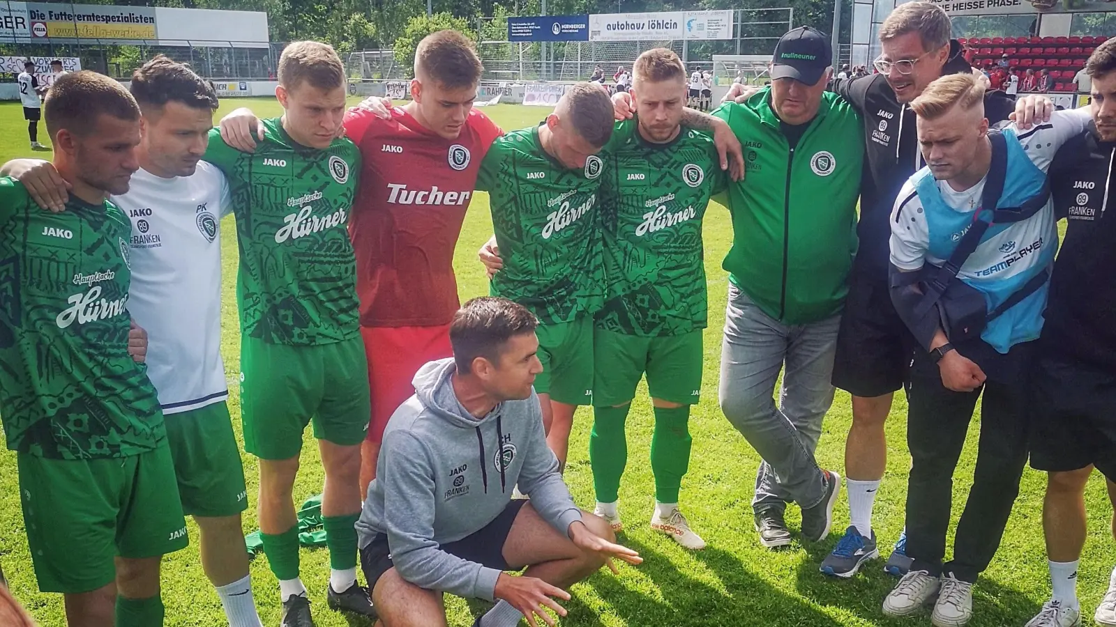 Die SpVgg Ansbach nach dem Spiel gegen Feucht: Trainer Christoph Hasselmeier schwört seine Mannschaft auf die Relegation ein. (Foto: Herbert Ruff)