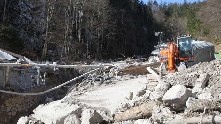 Immer noch sind schwere Schäden zu sehen nach der Zerstörung der Bobbahn am Königssee. (Foto: Kilian Pfeiffer/dpa)