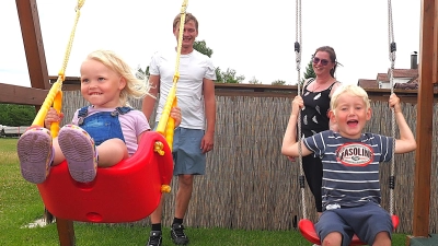 Armin und Sabrina Schäfer mit Mira und Tino. Die Eltern legen Wert darauf, ihr Familienleben so zu organisieren, dass alle Beteiligten weitgehende Normalität erleben können. (Foto: Lebenshilfe Ansbach/Harald Eisner )