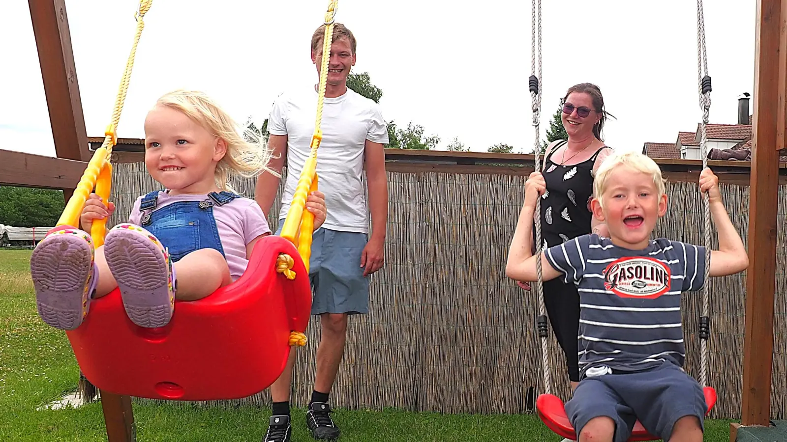 Armin und Sabrina Schäfer mit Mira und Tino. Die Eltern legen Wert darauf, ihr Familienleben so zu organisieren, dass alle Beteiligten weitgehende Normalität erleben können. (Foto: Lebenshilfe Ansbach/Harald Eisner )